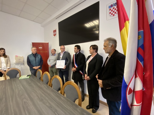 Remise du diplôme et des médailles au maire d'Ogulin Remise du diplôme et des médailles au maire d'Ogulin