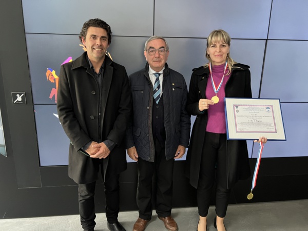 Remise du diplôme et des médailles à Marija SCULACI, directrice des écoles départementales pour la préfète du comté de Karlovac, avec Didier Nadal, adjoint au maire de Gignac. Remise du diplôme et des médailles à Marija SCULACI, directrice des écoles départementales pour la préfète du comté de Karlovac, avec Didier Nadal, adjoint au maire de Gignac.