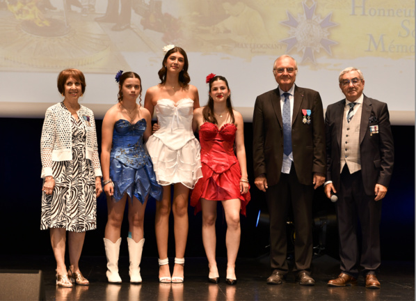 Un beau symbole en bleu, blanc, rouge, des jeunes du Lycée Jean MOULIN à Béziers pour accompagner sur la photo, Martine BEDES, vice-présidente, Patrick SANDEVOIR, président national et Yvan MARCOU, président départemental. Un beau symbole en bleu, blanc, rouge, des jeunes du Lycée Jean MOULIN à Béziers pour accompagner sur la photo, Martine BEDES, vice-présidente, Patrick SANDEVOIR, président national et Yvan MARCOU, président départemental.