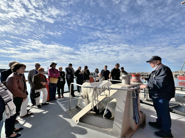 Michel ZOMBRANO, président de la SNSM de la station de Sète, présente le canot Amiral Leenhardt. Michel ZOMBRANO, président de la SNSM de la station de Sète, présente le canot Amiral Leenhardt.