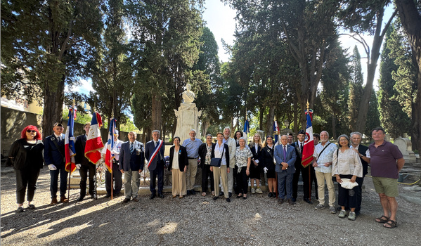 La délégation du Lot et les associations montpellieraines devant la tombe de BAZILLE La délégation du Lot et les associations montpellieraines devant la tombe de BAZILLE