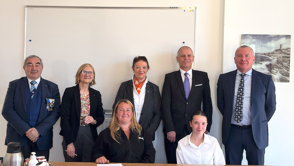 Vendredi 3 avril 2026 - Signatures de parrainages entre les décorés de l'ordre national du Mérite et deux jeunes méritants de l'Hérault. Vendredi 3 avril 2026 - Signatures de parrainages entre les décorés de l'ordre national du Mérite et deux jeunes méritants de l'Hérault.