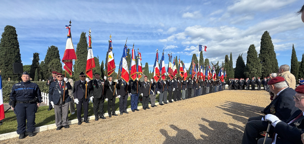 Les porte-drapeaux et le carré des Paras Les porte-drapeaux et le carré des Paras
