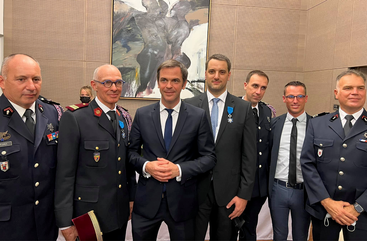 18 octobre 2021 - Paris - Réception dans l'ordre au grade de chevalier du médecin colonel Pierre TUR et du médecin commandant Bertrand ABBAL par M. Olivier VERAN, ministre des Solidarités et de la Santé. 18 octobre 2021 - Paris - Réception dans l'ordre au grade de chevalier du médecin colonel Pierre TUR et du médecin commandant Bertrand ABBAL par M. Olivier VERAN, ministre des Solidarités et de la Santé.