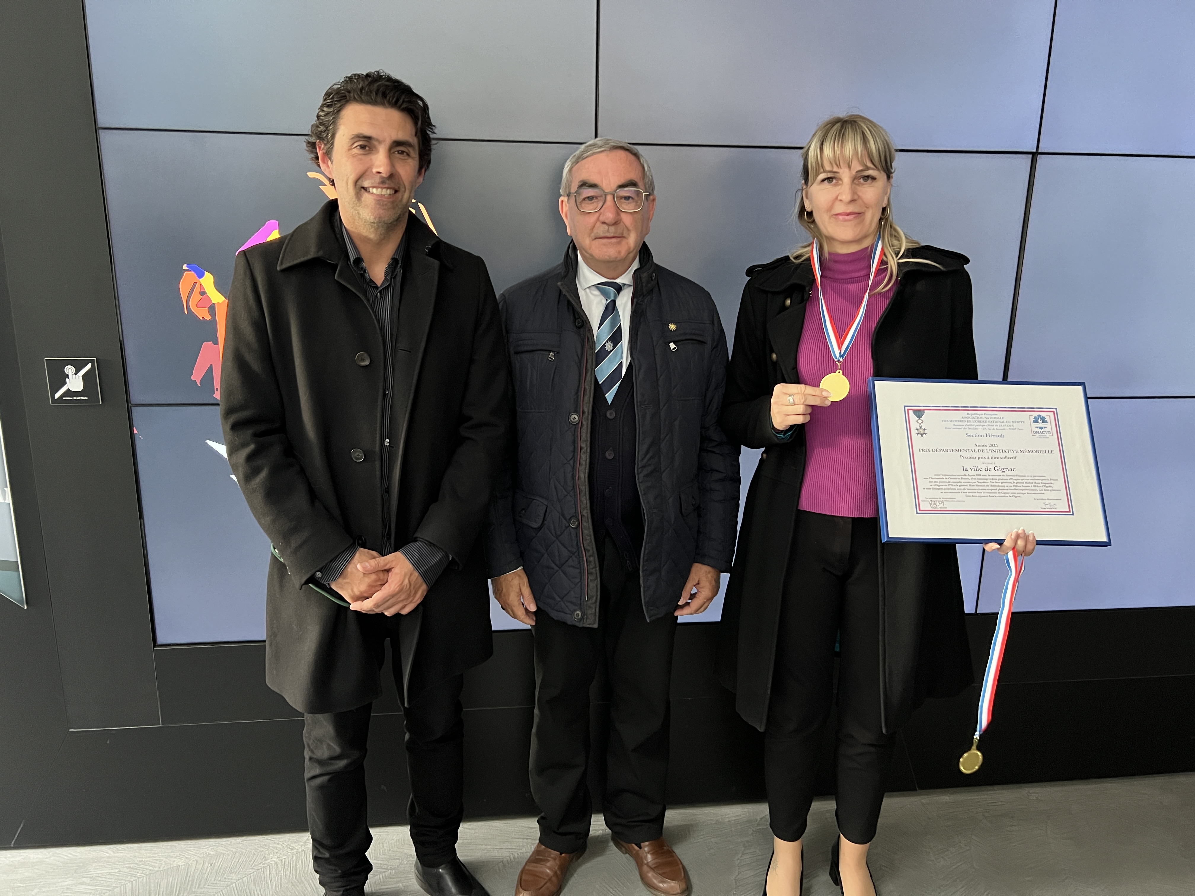 Remise du diplôme et des médailles à Marija SCULACI, directrice des écoles départementales pour la préfète du comté de Karlovac, avec Didier Nadal, adjoint au maire de Gignac. Remise du diplôme et des médailles à Marija SCULACI, directrice des écoles départementales pour la préfète du comté de Karlovac, avec Didier Nadal, adjoint au maire de Gignac.