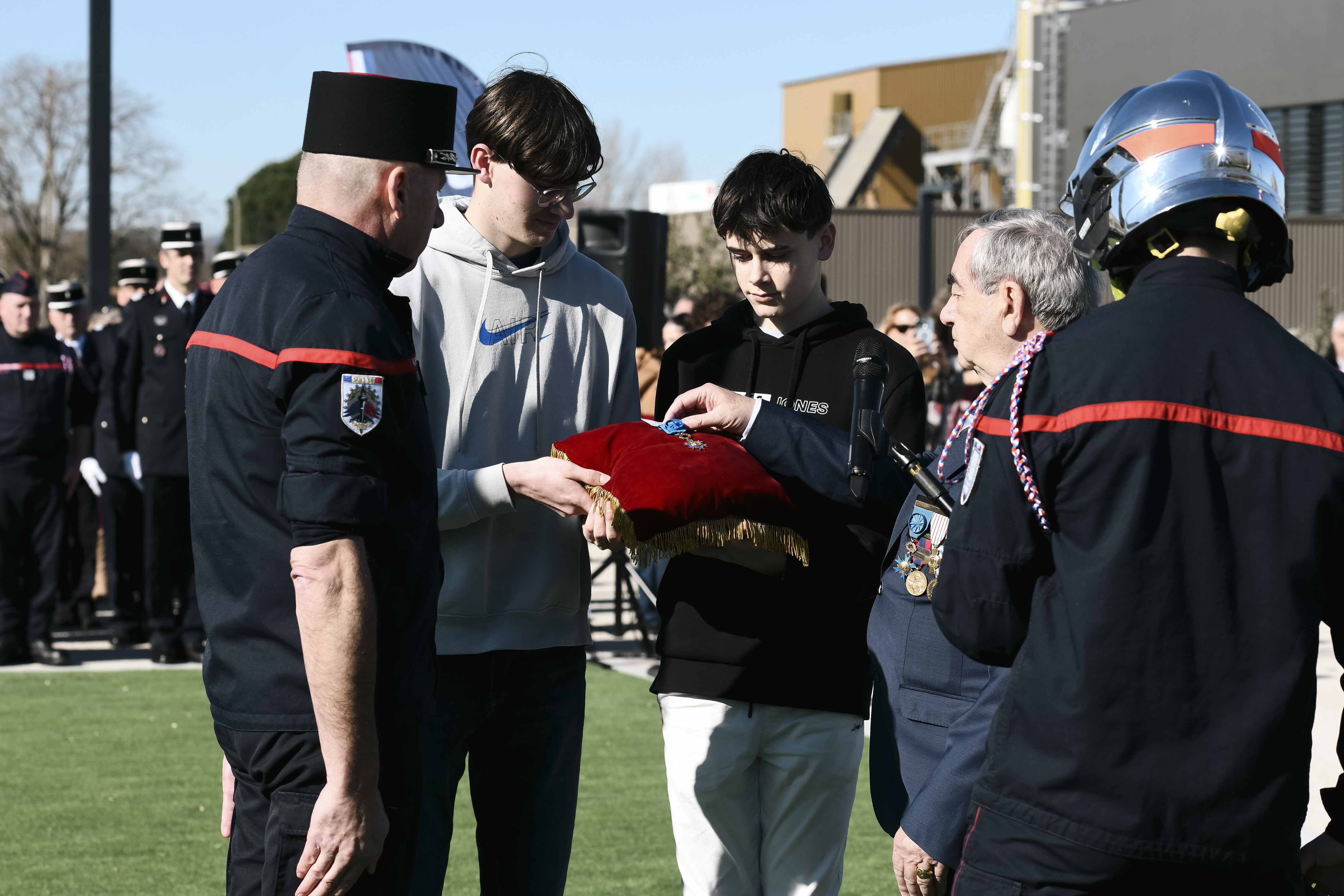 Lundi 3 février 2025 - Gignac - Remise de l'insigne d'officier de l'ordre national du Mérite au contrôleur-général Éric FLORES Lundi 3 février 2025 - Gignac - Remise de l'insigne d'officier de l'ordre national du Mérite au contrôleur-général Éric FLORES